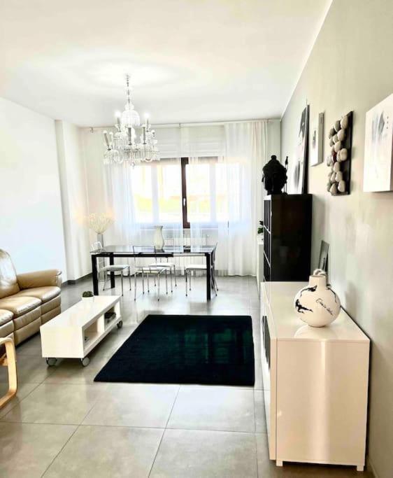 Sun-Kissed Seaside Retreat: Your Pescara Getaway المظهر الخارجي الصورة